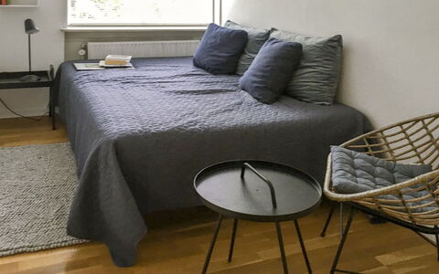 Flor - 900M from the Sea: Mueble, Habitación, Diseño De Interiores, Piso, Suelo, Cama, Lecho, Sábana, Madera, Linos