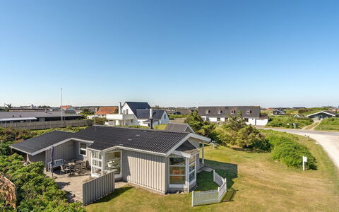 Majgull - 150M from the Sea: Casa, Casa, Puerta, Techo, Cabaña, Inmuebles, Jardín, Sombra, Vía Muerta, Yarda