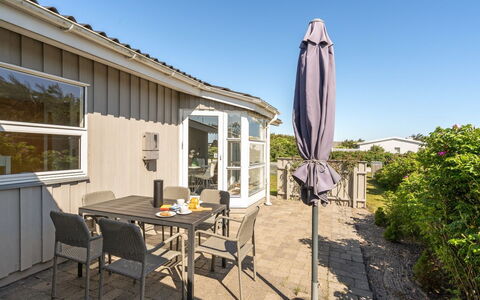 Majgull - 150M from the Sea: Casa, Casa, Puerta, Techo, Cabaña, Inmuebles, Jardín, Sombra, Vía Muerta, Yarda