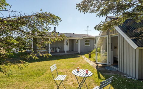 Majgull - 150M from the Sea: Casa, Casa, Puerta, Techo, Cabaña, Inmuebles, Jardín, Sombra, Vía Muerta, Yarda