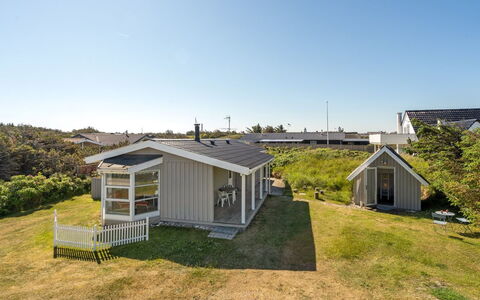 Majgull - 150M from the Sea: Casa, Casa, Puerta, Techo, Cabaña, Inmuebles, Jardín, Sombra, Vía Muerta, Yarda