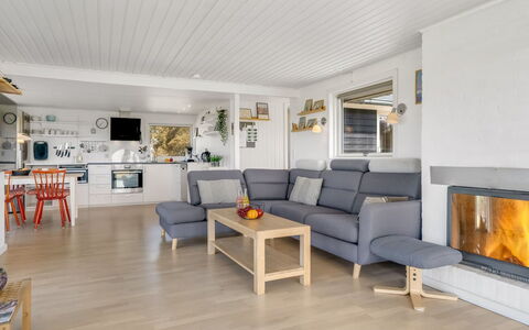 Carelle - 300M from the Sea: Madera, Mueble, Piso, Diseño De Interiores, Sofá, Sala, Suelo, Suelos De Madera, Casa, Habitación
