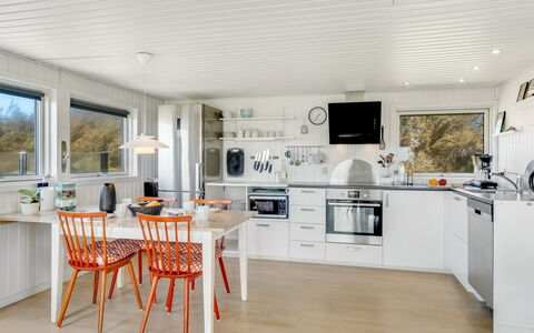 Carelle - 300M from the Sea: Cocina, Madera, Diseño De Interiores, Aparato De Cocina, Mostrador, Techo, Piso, Mueble, Electrodoméstico, Encendiendo
