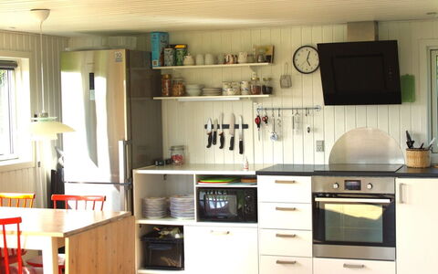 Carelle - 300M from the Sea: Cocina, Aparato De Cocina, Mueble, Mostrador, Electrodoméstico, Piso, Madera, Diseño De Interiores, Gabinetes, Electrodoméstico
