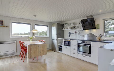 Carelle - 300M from the Sea: Madera, Techo, Casa, Cocina, Madera Dura, Mostrador, Manchas De Madera, Tablón, Suelos De Madera, Lámpara