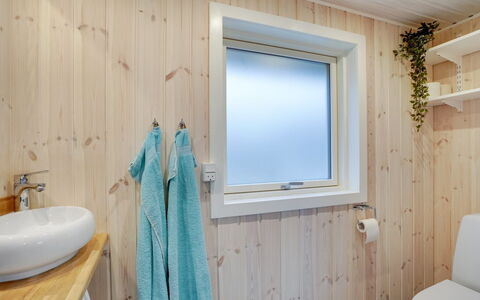 Carelle - 300M from the Sea: Madera, Piso, Diseño De Interiores, Suelo, Techo, Habitación, Arreglo De Tubería, Manchas De Madera, Baño, Tablón