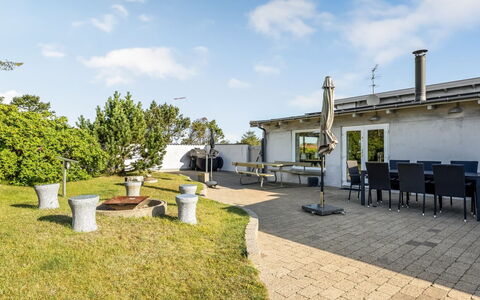 Lenni - 700M from the Sea: Madera, Casa, Porche, Cubierta, Madera Dura, Techo, Manchas De Madera, Suelos De Madera, Eco Hotel