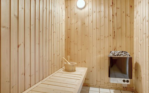 Lenni - 700M from the Sea: Madera, Casa, Porche, Cubierta, Madera Dura, Techo, Manchas De Madera, Suelos De Madera, Eco Hotel