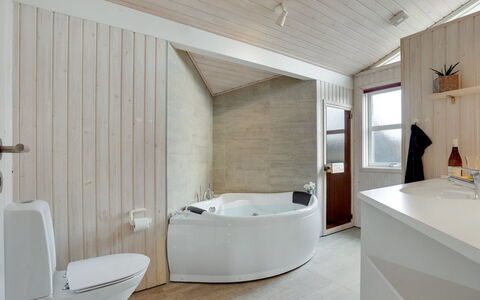 Nedelko - 250M from the Sea: Pared, Piso, Diseño De Interiores, Suelo, Arreglo De Tubería, Techo, Baño, Habitación, Bañera, Casa