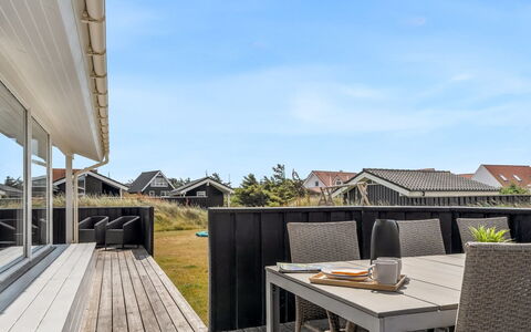 Nedelko - 250M from the Sea: Madera, Arquitectura, Porche, Techo, Casa, Cubierta, Material Compuesto, Sombra, Tablón, Suelos De Madera