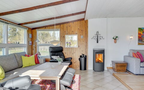 Ingebritt - 1.5Km from the Sea: Mueble, Diseño De Interiores, Sofá, Sala, Techo, Habitación, Cabaña, Silla