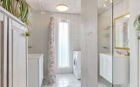 Ingebritt - 1.5Km from the Sea: Diseño De Interiores, Pared, Piso, Suelo, Arreglo De Tubería, Techo, Lámpara, Baño, Encendiendo, Mueble De Baño
