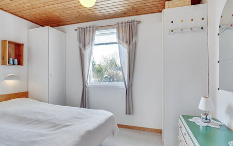 Ingebritt - 1.5Km from the Sea: Diseño De Interiores, Pared, Mueble, Piso, Suelo, Madera, Cama, Techo, Habitación, Habitación