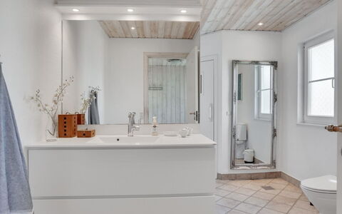 Maren - 150M from the Sea: Piso, Arreglo De Tubería, Diseño De Interiores, Suelo, Mueble De Baño, Techo, Baño, Lavabo, Grifo, Plomería