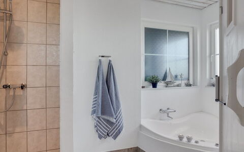 Maren - 150M from the Sea: Baño, Diseño De Interiores, Piso, Arreglo De Tubería, Pared, Suelo, Bañera, Techo, Habitación, Plomería
