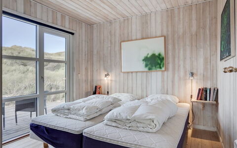 Maren - 150M from the Sea: Habitación, Cama, Sábana, Madera, Lecho, Mueble, Diseño De Interiores, Suelo, Linos, Marco De La Cama