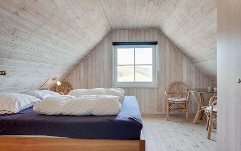 Maren - 150M from the Sea: Habitación, Piso, Madera, Cama, Suelo, Techo, Diseño De Interiores, Suelos De Madera, Sábana, Mueble