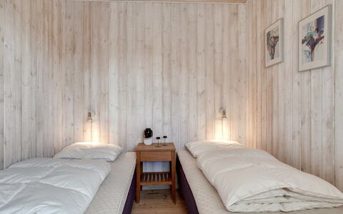 Maren - 150M from the Sea: Cama, Habitación, Suelo, Piso, Madera, Diseño De Interiores, Mueble, Sábana, Lecho, Techo