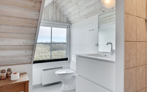 Maren - 150M from the Sea: Madera, Piso, Techo, Suelo, Diseño De Interiores, Arreglo De Tubería, Habitación, La Luz Del Día, Baño, Ático