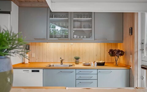 Anneke - 2Km from the Sea: Cocina, Mostrador, Aparato De Cocina, Gabinetes, Mueble, Diseño De Interiores, Electrodoméstico, Piso, Madera, Fregadero