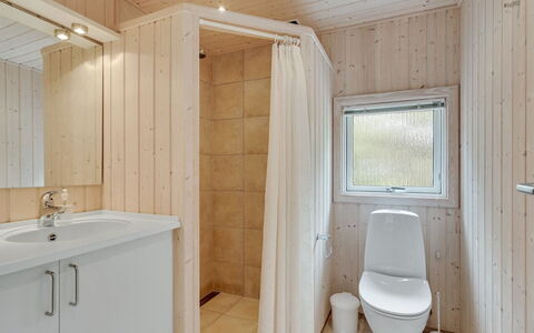 Anneke - 2Km from the Sea: Piso, Suelo, Madera, Arreglo De Tubería, Diseño De Interiores, Techo, Baño, Lavabo, Habitación, Lavabo Del Baño