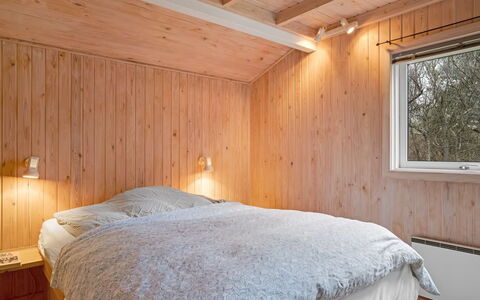 Anneke - 2Km from the Sea: Habitación, Madera, Techo, Cama, Diseño De Interiores, Sábana, Lecho, Habitación, Casa, Piso