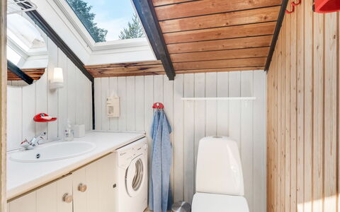 Maritha - 950M from the Sea: Madera, Arreglo De Tubería, Piso, Diseño De Interiores, Suelo, Techo, Grifo, Plomería, Baño, Lavabo