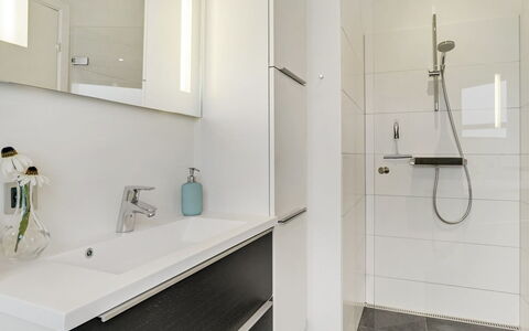 Danila - 600M from the Sea: Diseño De Interiores, Piso, Baño, Arreglo De Tubería, Lavabo Del Baño, Suelo, Mueble De Baño, Lavabo, Espejo, Grifo