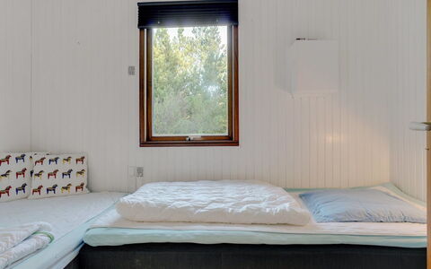 Antoinetta - 900M from the Sea: Cama, Pared, Habitación, Madera, Diseño De Interiores, Suelo, Piso, Sábana, Lecho, Habitación