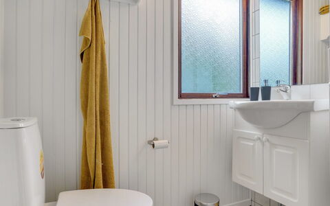 Antoinetta - 900M from the Sea: Arreglo De Tubería, Baño, Diseño De Interiores, Lavabo, Grifo, Piso, Lavabo Del Baño, Encendiendo, Plomería, Suelo