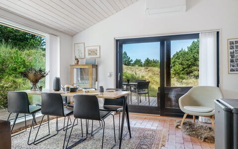 Kadife - 750M from the Sea: Mueble, Diseño De Interiores, Mesa, Madera, Cocina Y Comedor Mesa, Piso, Silla, Comedor, Suelo, Techo