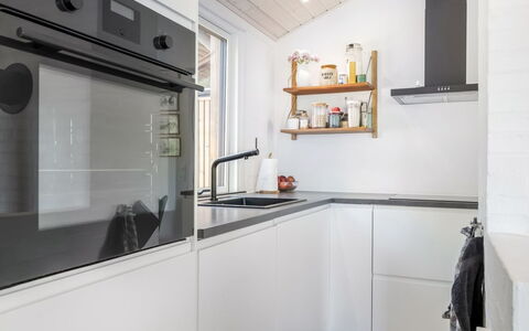 Kadife - 750M from the Sea: Aparato De Cocina, Cocina, Electrodoméstico, Diseño De Interiores, Mostrador, Piso, Gabinetes, Electrodoméstico, Madera, Techo