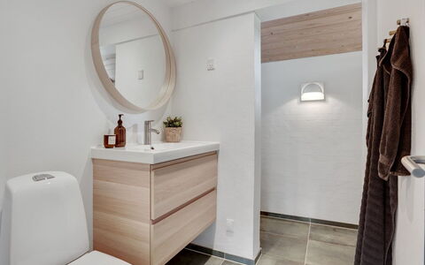 Kadife - 750M from the Sea: Piso, Diseño De Interiores, Suelo, Mueble De Baño, Arreglo De Tubería, Baño, Plomería, Grifo, Espejo, Gabinetes