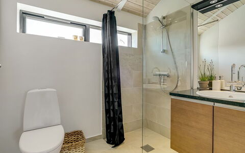 Ilmarinen - 561M from the Sea: Piso, Arreglo De Tubería, Diseño De Interiores, Baño, Suelo, Mueble De Baño, Lavabo, Techo, Grifo, Plomería
