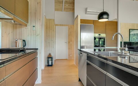 Ilmarinen - 561M from the Sea: Cocina, Mostrador, Piso, Diseño De Interiores, Madera, Aparato De Cocina, Gabinetes, Techo, Mueble, Suelo