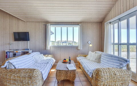 Dorethea - 300M from the Sea: Madera, Mueble, Suelo, Piso, Casa, Diseño De Interiores, Suelos De Madera, Manchas De Madera, Sofá, Madera Dura