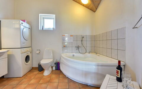 Dorethea - 300M from the Sea: Piso, Diseño De Interiores, Suelo, Arreglo De Tubería, Techo, Madera, Bañera, Habitación, Baño, Encendiendo