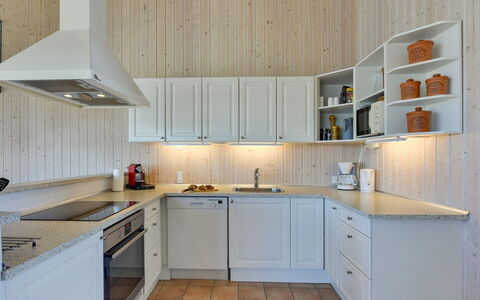 Dorethea - 300M from the Sea: Cocina, Aparato De Cocina, Gabinetes, Madera, Piso, Mostrador, Diseño De Interiores, Electrodoméstico, Alacena, Techo