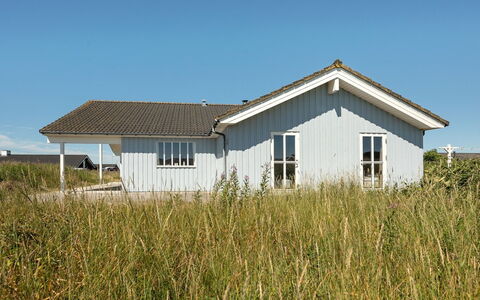Dorethea - 300M from the Sea: Hierba, Edificio, Casa, Techo, Casa, Llanura, Arquitectura, Cabaña, Pradera, El Terreno Del Lote