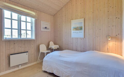 Dorethea - 300M from the Sea: Madera, Suelo, Habitación, Piso, Techo, Cama, Casa, Suelos De Madera, Sábana, Lecho