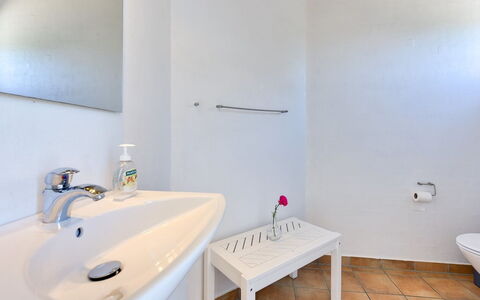 Dorethea - 300M from the Sea: Arreglo De Tubería, Piso, Baño, Suelo, Lavabo Del Baño, Diseño De Interiores, Lavabo, Grifo, Plomería, Techo