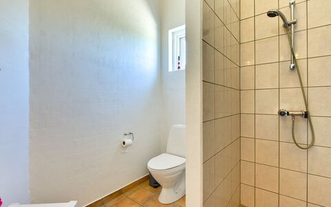 Dorethea - 300M from the Sea: Piso, Pared, Asiento Del Baño, Suelo, Baño, Arreglo De Tubería, Baño, Plomería, Ducha, Loseta