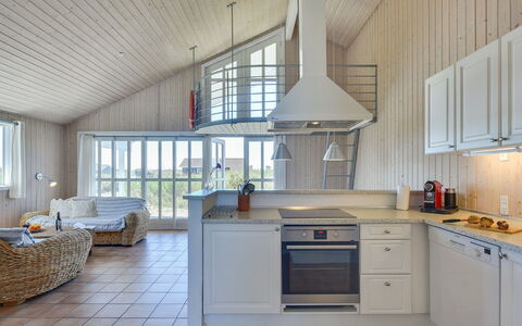 Dorethea - 300M from the Sea: Piso, Cocina, Madera, Techo, Diseño De Interiores, Suelo, Mueble, Gabinetes, Mostrador, Lámpara