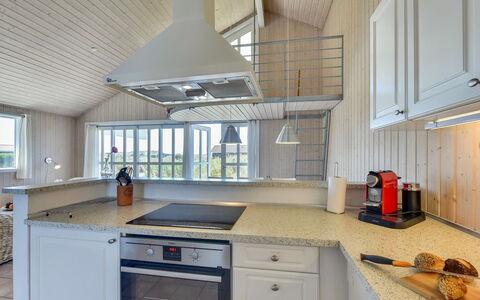 Dorethea - 300M from the Sea: Cocina, Aparato De Cocina, Mostrador, Piso, Electrodoméstico, Madera, Gabinetes, Diseño De Interiores, Techo, Suelo