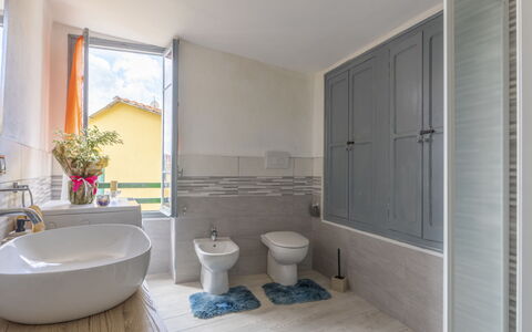 U Murina: Propiedad, Arreglo De Tubería, Planta, Baño, Madera, Arquitectura, Diseño De Interiores, Ventana, Piso