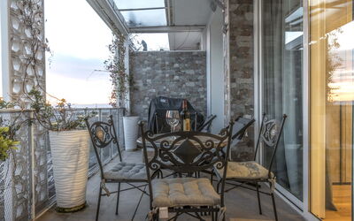 Florence Suite Apartment: Propiedad, Mueble, Silla, Diseño De Interiores, Madera, Edificio, Planta, Casa, Cielo, Mesa