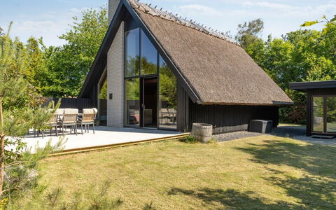 Anssi - 300M from the Sea: Madera, Casa, Cabaña, Casa, Techo, Área Rural, Vía Muerta, Cuarto De Troncos, Edificios Del Jardín, Madera Dura