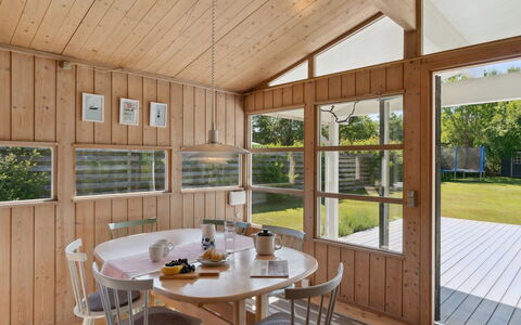 Sjard - 700M from the Sea: Madera, Casa, Cabaña, Casa, Techo, Área Rural, Vía Muerta, Cuarto De Troncos, Edificios Del Jardín, Madera Dura
