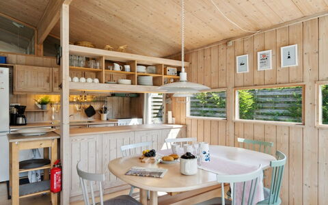 Sjard - 700M from the Sea: Madera, Casa, Cabaña, Casa, Techo, Área Rural, Vía Muerta, Cuarto De Troncos, Edificios Del Jardín, Madera Dura