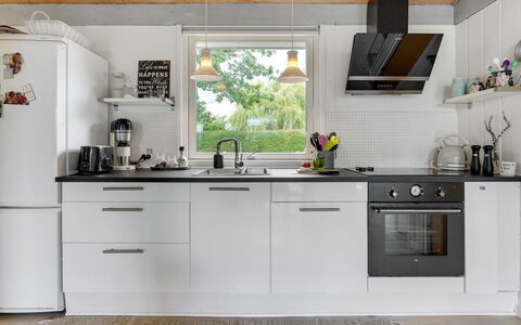 Elva - 150M from the Sea: Aparato De Cocina, Cocina, Mostrador, Gabinetes, Mueble, Electrodoméstico, Electrodoméstico, Estufa De Cocina, Diseño De Interiores, Piso